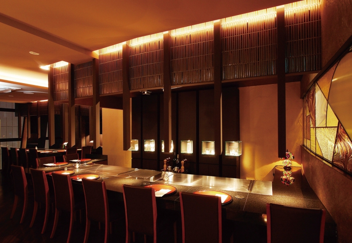 柔らかな間接照明で照らされたスタイリッシュな店内