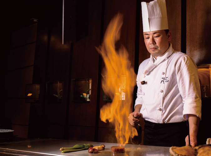 味覚のみならず、五感を刺激する圧倒的なパフォーマンスも醍醐味のひとつ