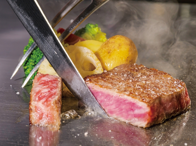 高温の鉄板で焼くことで肉の旨みが閉じ込められ、外は香ばしく、中はジューシーに仕上がる