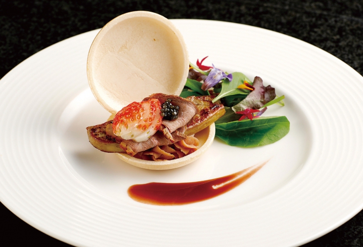 高級食材であるフォアグラやキャビア、カモ肉を最中に盛り付けた前菜