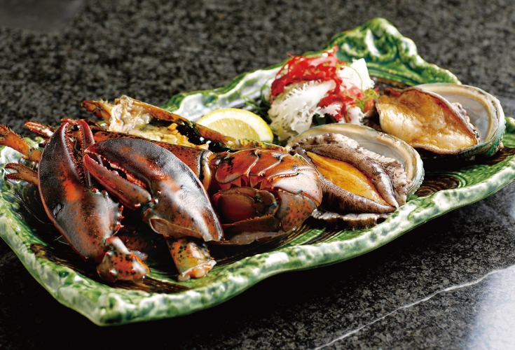 旨みと甘みが強いオマール海老やアワビなど豪華な海鮮メニュー