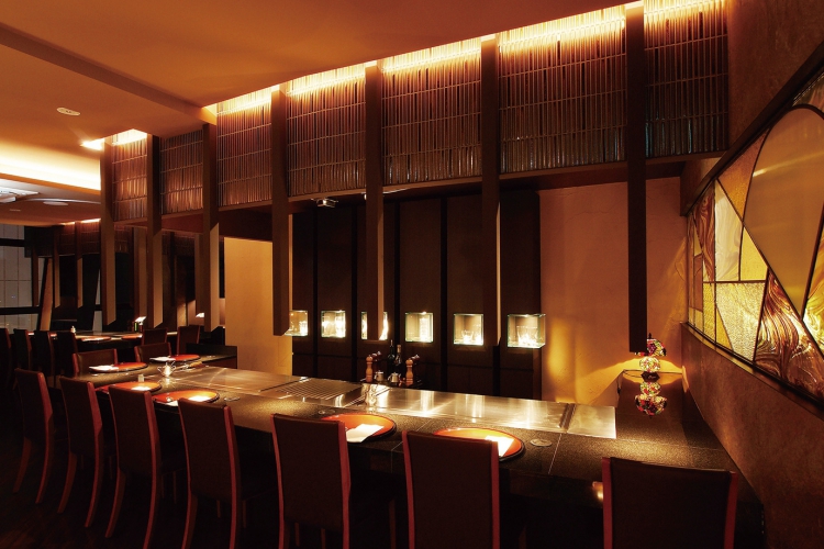 柔らかな間接照明で照らされたスタイリッシュな店内