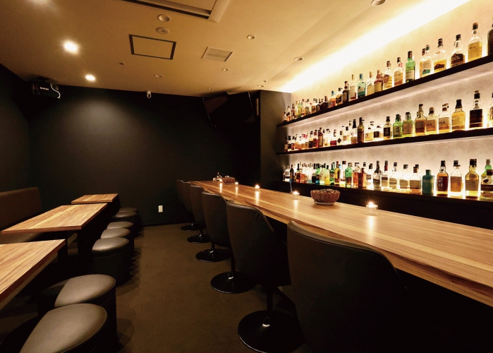 カウンター席のほかにテーブル席を完備