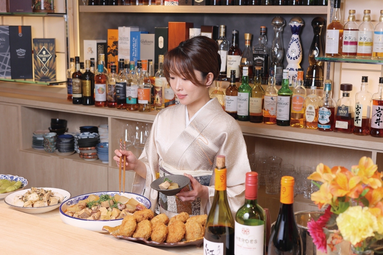 素敵な女将が厳選したウイスキーがズラリとならぶカウンター席、木の温もりが心地いい