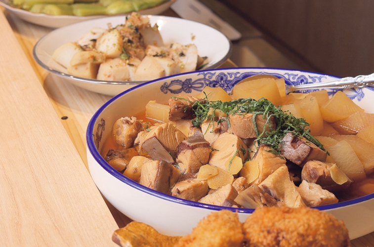 カウンターに並ぶ大皿料理の数々、ウイスキーを嗜みながらゆるりと流れる時間を楽しんで