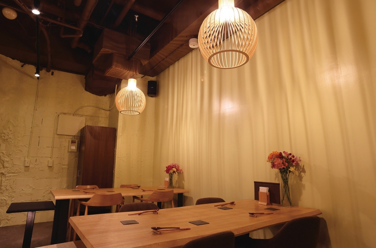 2卓のテーブル席を完備、最大12人まで収容可能なのでグループでの利用も大歓迎