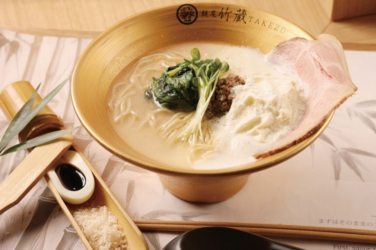 「エスプーマトリュフ塩白湯」、トリュフ香る濃厚スープと自家製具材、味変で楽しむ上品な1杯