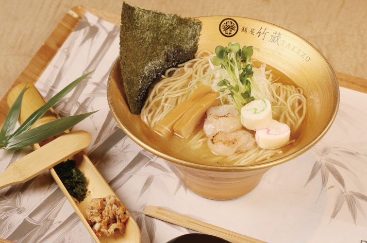 生のホタテを贅沢にトッピング、自家製ホタテ油と昆布の旨みが際立つ極上スープの「ほたて塩」