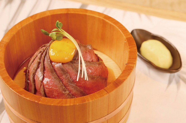 じっくり低温調理された数十種類のこだわりスパイスで焼き上げた自家製ローストビーフ使用