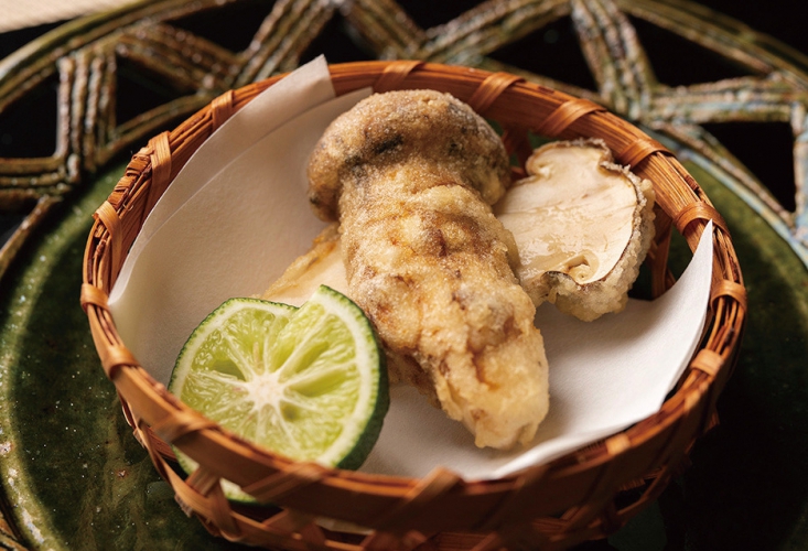 松茸特有の風味を楽しめる逸品。香り、食感、季節の味、それぞれを「五感」で味わって