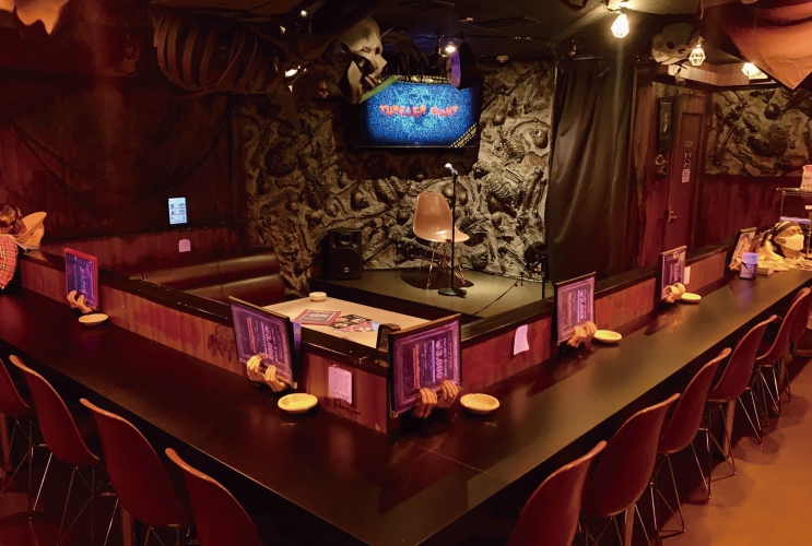 ステージからは身の毛もよだつ怪談ショーが繰り広げられる