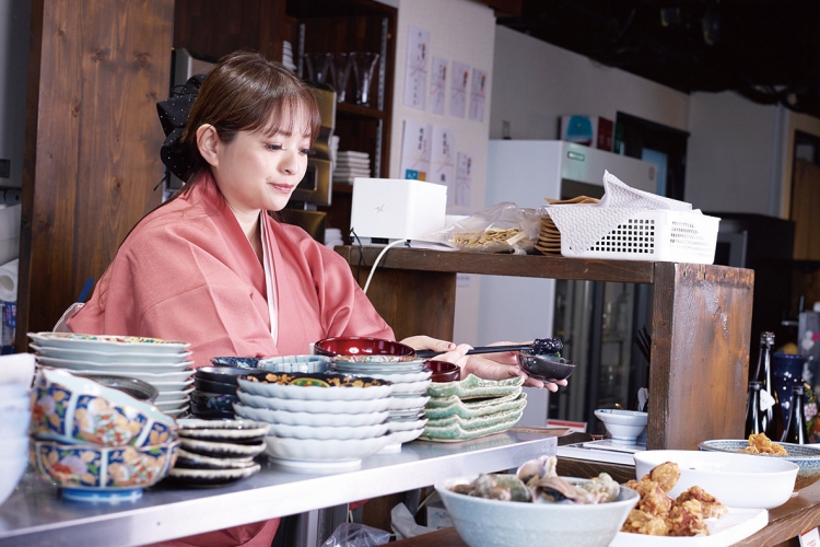 一般的なおばんざい屋のイメージを覆す大きな店で女性スタッフの先頭にたち切り盛りする女将