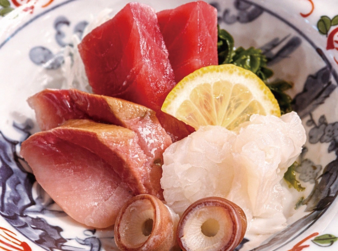 女将の目利きで仕入れる旬の鮮魚を楽しめる「本日の刺身」は1,200円