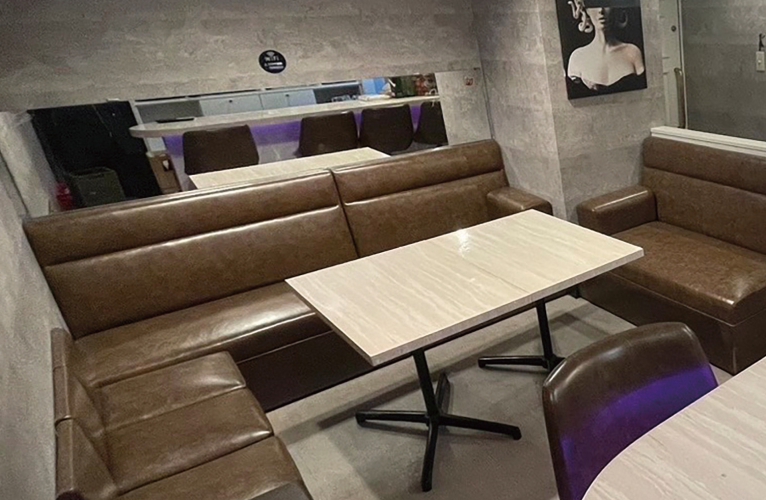 カウンター4席、ボックス8席のこぢんまりとした空間