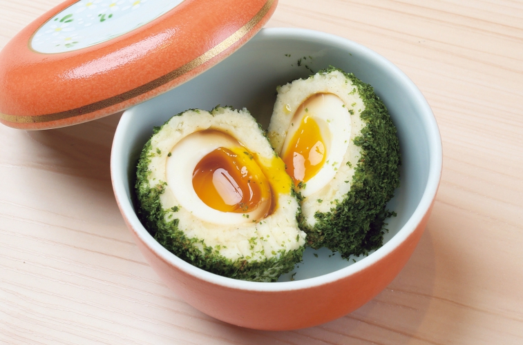 手間ひまかけた創作メニュー「青のりと煮卵のポテサラ」、美味しさはもちろん、見た目も楽しく人気