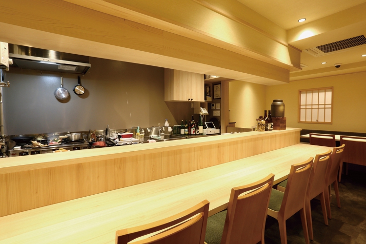 店内はオープンキッチンのゆったりカウンター席とテーブル席2卓完備