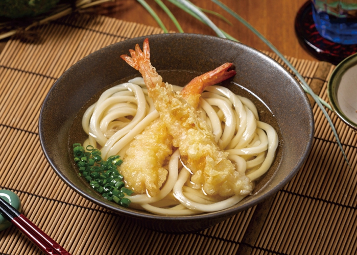 存在感を放つ大きなエビを使った海老天うどん1,090円 